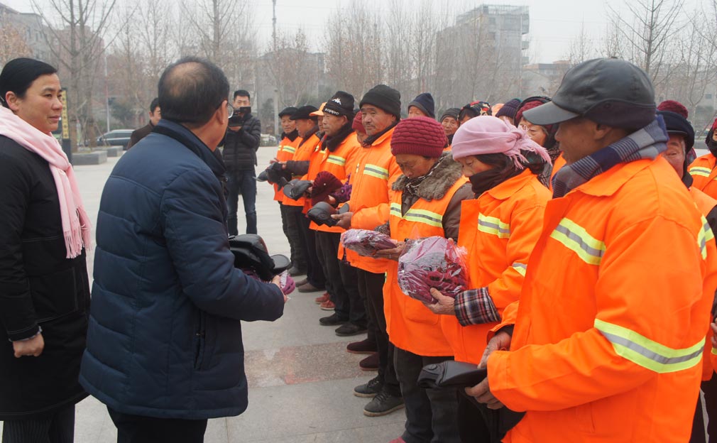 Donate hats to the sanitation workers